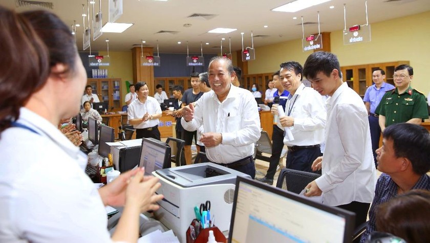Phó Thủ tướng Thường trực Trương Hòa Bình kiểm tra công tác CCHC tại Vĩnh Phúc. Ảnh: VGP/ Lê Sơn.