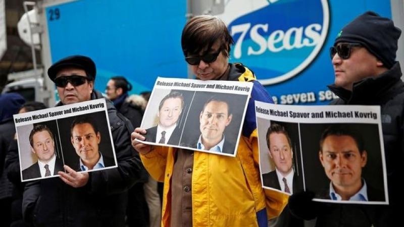 Người dân Canada cầm các tấm áp phích kêu gọi Trung Quốc thả công dân Michael Spavor và Michael Kovrig, ngày 6/3/2019. Ảnh: Reuters