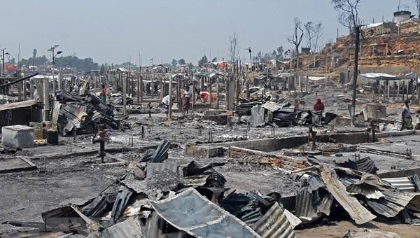 Cảnh đổ nát sau vụ hỏa hoạn tại trại tị nạn ở Ukhia, Bangladesh, ngày 23/3/2021. Ảnh: AFP/TTXVN