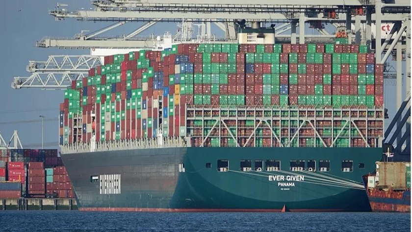 Tàu container mắc cạn ở kênh đào Suez.