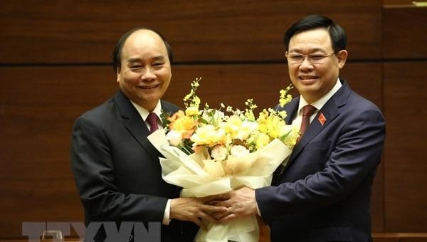 Chủ tịch Quốc hội Vương Đình Huệ đã tặng hoa và gửi lời cám ơn tới ông Nguyễn Xuân Phúc. Ảnh: TTXVN.