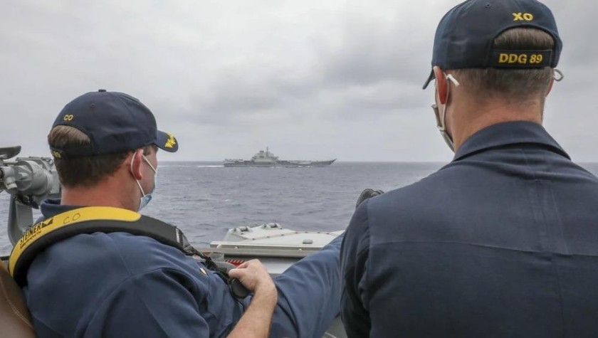 Các sĩ quan Hải quân Mỹ trên tàu khu trục tên lửa dẫn đường USS Mustin theo dõi một tàu Trung Quốc ở Biển Hoa Đông, ngày 4/4. Ảnh: Hải quân Mỹ