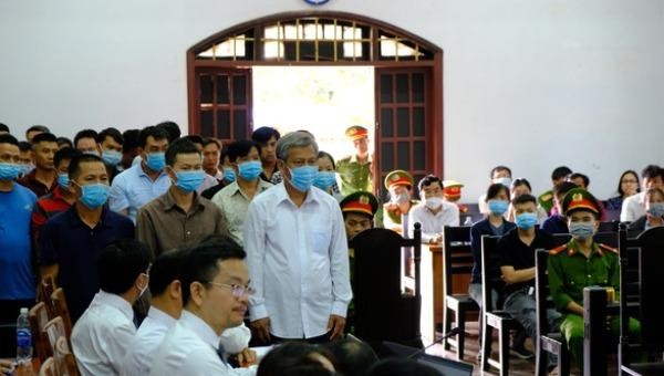 Trịnh Sướng và 38 bị cáo tại phiên tòa ngày 14/4.