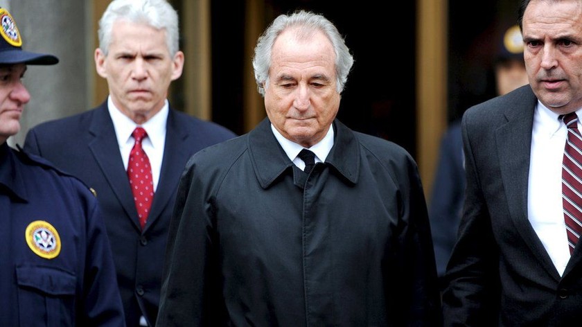 Ông Bernie Madoff (giữa).