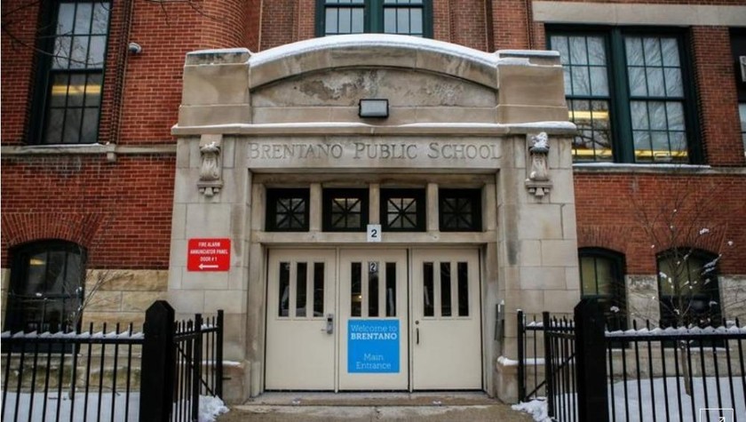 Bên ngoài một trường học trong khu phố Logan Square ở Chicago, Illinois, Mỹ.Ảnh: Reuters