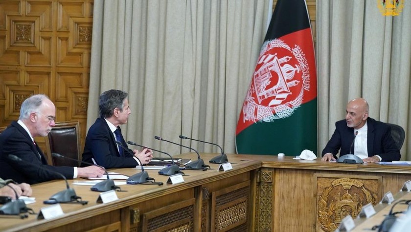 Tổng thống Afghanistan Ashraf Ghani và ngoại trưởng Mỹ Antony Blinken tại Kabul ngày 15/4. Ảnh: Reuters.