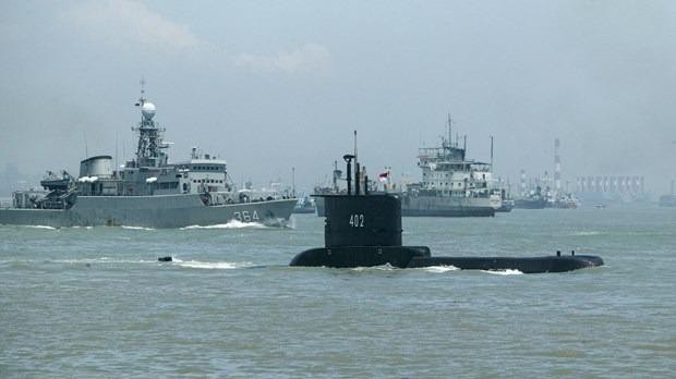 Tàu ngầm KRI Nanggala 402 (giữa) khởi hành từ căn cứ hải quân ở thành phố cảng Surabaya, đảo Java, Indonesia. Ảnh: AFP/TTXVN.