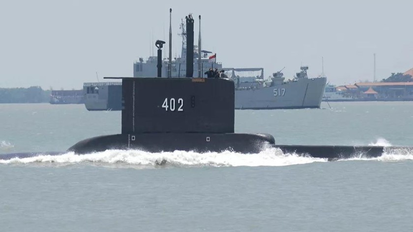 Tàu ngầm KRI Nanggala 402 (giữa) khởi hành từ căn cứ hải quân ở thành phố cảng Surabaya, đảo Java, Indonesia. Ảnh: AFP