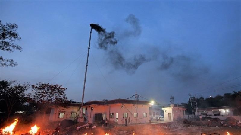 Hỏa táng thi thể bệnh nhân COVID-19 tại Bhopal, Ấn Độ ngày 23/4/2021. Ảnh: AFP/TTXVN.