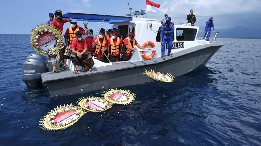 Thả vòng hoa tưởng niệm có ghi tên các binh sĩ trên tàu ngầm của Hải quân Indonesia vừa bị chìm ngoài khởi Bali. Ảnh: Reuters.