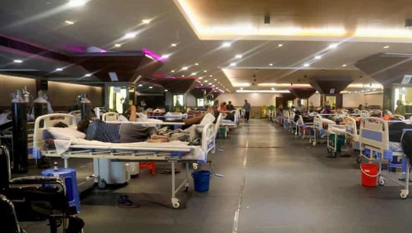 Một phòng tiệc đã được chuyển đổi tạm thời thành khu điều trị Covid-19 ở Delhi. Ảnh: Naveen Sharma/SOPA Images