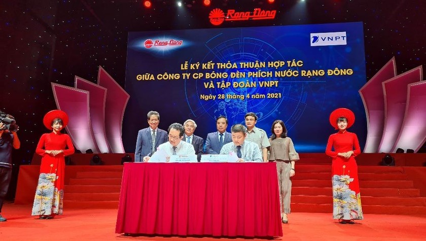Đại diện VNPT - và đại diện Công ty CP Bóng đèn Phích nước Rạng Đông ký kết Thỏa thuận hợp tác.
