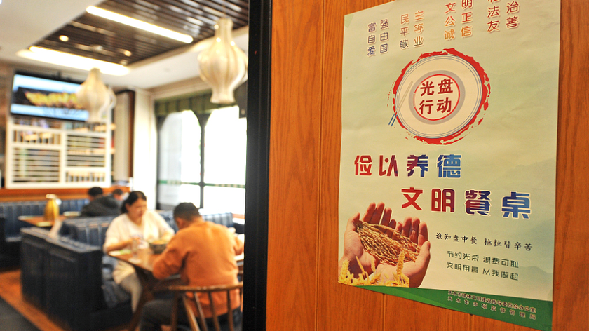 Một tấm áp phích được trưng bày tại một nhà hàng ở thành phố Thiên Thủy (Cam Túc, Trung Quốc) kêu gọi thực khách tiết kiệm thức ăn. Ảnh: CGTN.