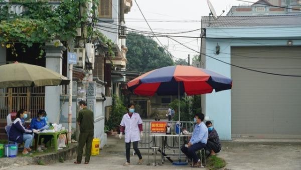 Hà Nội đã phong tỏa ngõ 83 đường Dục Nội (huyện Đông Anh) từ tối 29/4 để kiểm soát dịch bệnh. Ảnh: Thành Trung/Dân trí.