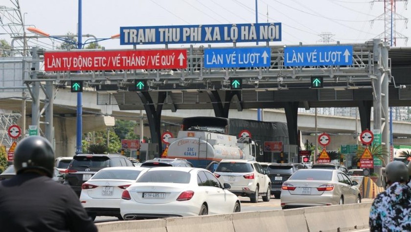 Trạm thu phí Xa lộ Hà Nội bị ùn ứ sáng 30/4 do các phương tiện phải dừng chờ. 