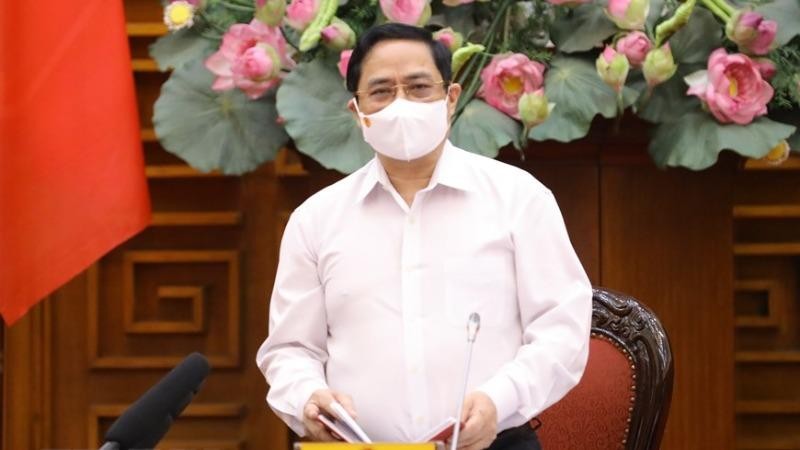 Thủ tướng Phạm Minh Chính chủ trì cuộc họp khẩn về phòng chống COVID-19. - Ảnh: VGP