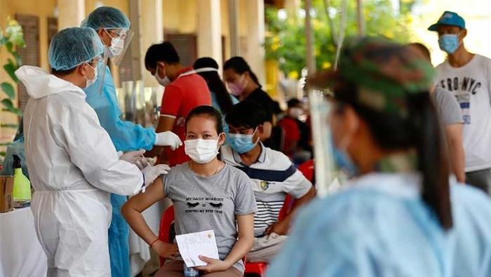 Công tác tiêm vắc xin COVID-19 cho người dân ở vùng đỏ - vùng có nhiều ca nhiễm cần kiểm soát ở Campuchia - Ảnh: Khmer Times