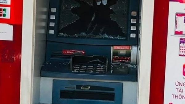 Một trụ ATM bị đập vỡ. (Nguồn: Báo Lao động)