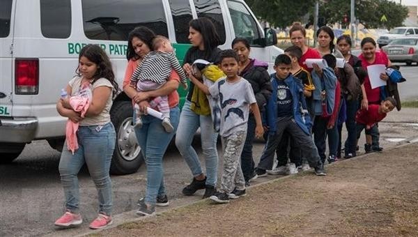 Người di cư tới trung tâm tiếp nhận ở McAllen, Texas, Mỹ, ngày 12/6/2019. Nguồn: AFP/TTXVN.