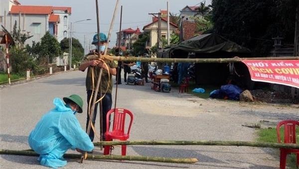 Lực lượng chức năng lập 5 chốt phong tỏa thôn Quan Nhân, xã Nhân Đạo, huyện Lý Nhân, Hà Nam. Ảnh: Nguyễn Chinh/TTXVN