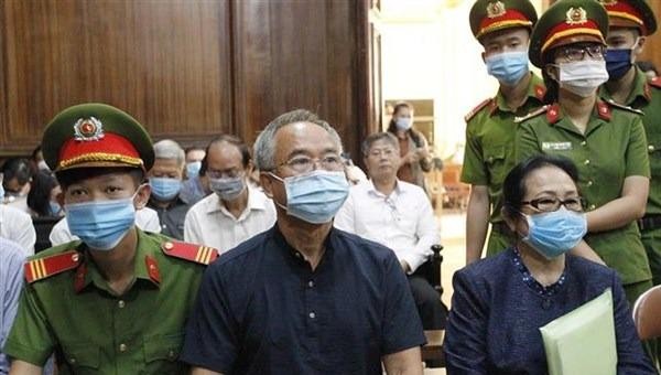 Bị cáo Nguyễn Thành Tài (trái) và bị cáo Dương Thị Bạch Diệp (phải) tại phiên tòa ngày 15/3. Ảnh: Thanh Vũ/TTXVN