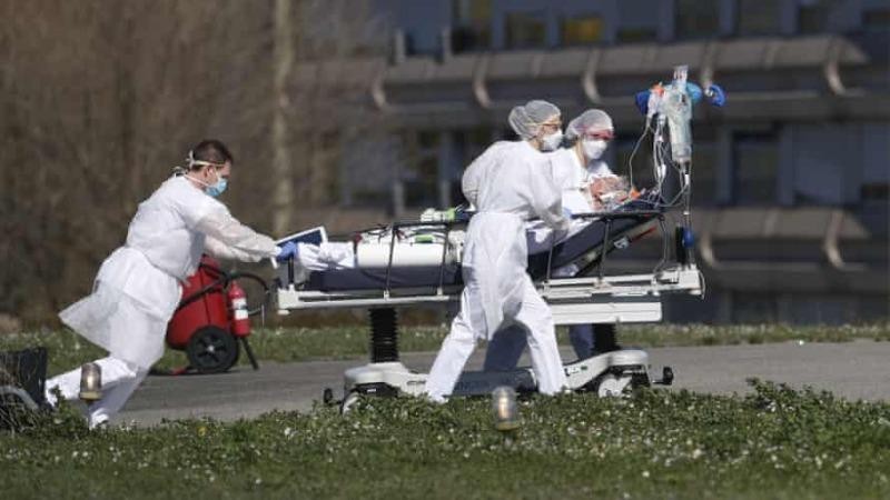 Một bệnh nhân Covid-19 được sơ tán khỏi bệnh viện ở Pháp vào tháng 3 năm ngoái. Ảnh: Jean-François Badias / AP 