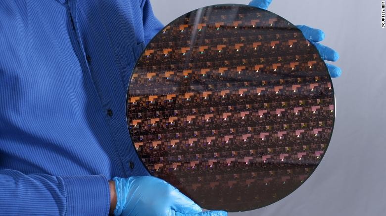 Một tấm xốp chứa những con chip 2 nanomet mới do IBM phát triển.