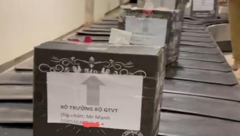 Lô hàng hóa gắn tên Bộ trưởng Bộ GTVT trên băng chuyền hành lý tại sân bay Tân Sơn Nhất. (Ảnh cắt từ clip)