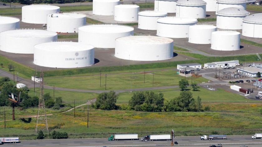 Các bể chứa dầu thuộc sở hữu của công ty Colonial Pipeline ở thành phố Linden, bang New Jersey, Mỹ - Ảnh: AP
