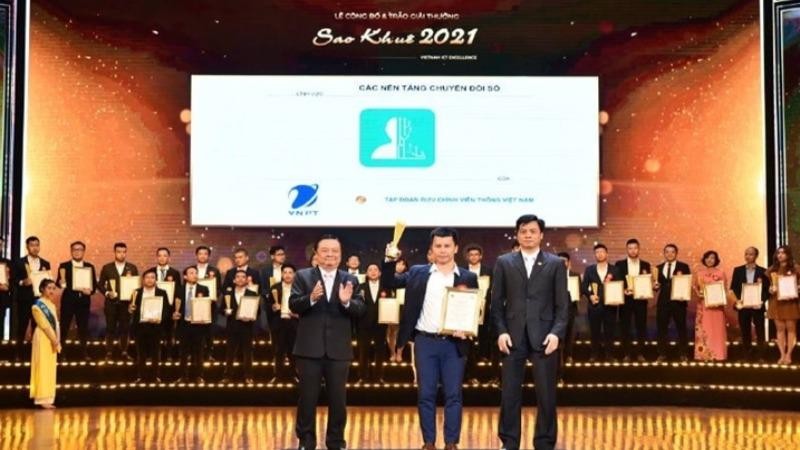 Đại diện Tập đoàn VNPT lên nhận Cup và Bằng khen của Giải thưởng Sao Khuê 2020.
