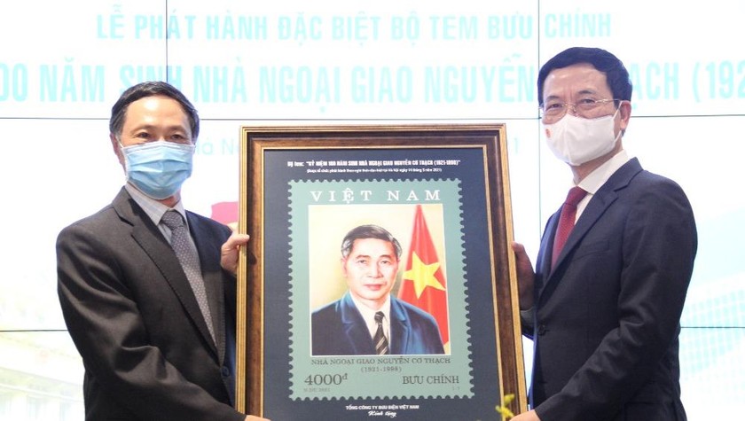 Đại diện lãnh đạo Bộ Thông tin và Truyền thông tặng quà lưu niệm là bức tranh tem cho đại diện gia đình đồng chí Nguyễn Cơ Thạch.