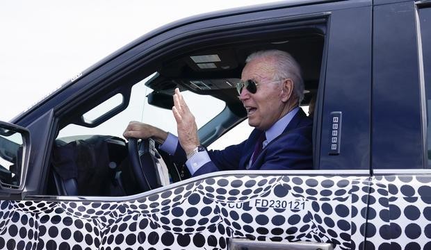 Tổng thống Biden dừng lại để nói chuyện với giới truyền thông khi ông lái chiếc xe tải Ford F-150 Lightning tại Trung tâm Phát triển Ford Dearborn. Ảnh: AP.