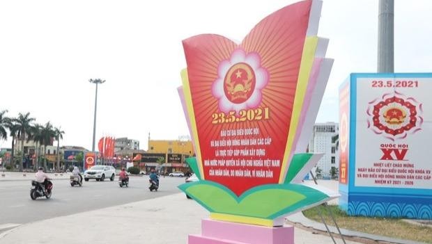 Khẩu hiệu cổ động tuyên truyền về bầu cử trên đường phố ở thành phố Đông Hà, Quảng Trị. (Ảnh: Nguyên Lý/TTXVN)