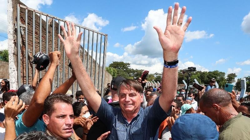 Tổng thống Brazil Jair Bolsonaro vẫy chào đám đông khi ông tới thăm thành phố Senador La Rocque, bang Maranhao hôm 21/5. Ảnh: AFP.