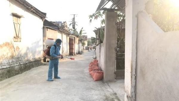Lực lượng y tế phun tiêu độc khử trùng được tiến hành tại khu vực ngõ và nhà ở của ca bệnh 5046 (xã Thiệu Phúc, huyện Thiệu Hóa, Thanh Hóa). Ảnh: Hoa Mai/TTXVN.