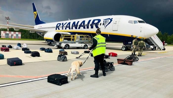Chó nghiệp vụ Belarus đánh hơi hành lý của hành khách trên chuyến bay FR4978 của Hãng Ryanair đã bị buộc hạ cánh khẩn cấp vì cảnh báo bom giả tại sân bay quốc tế Minsk, Belarus ngày 23/5 - Ảnh: AFP