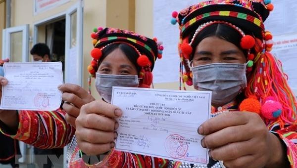 Cử tri người dân tộc Hà Nhì ở Lai Châu đi bầu cử, ngày 23/5/2021. Ảnh: Nguyễn Văn Oanh/TTXVN.