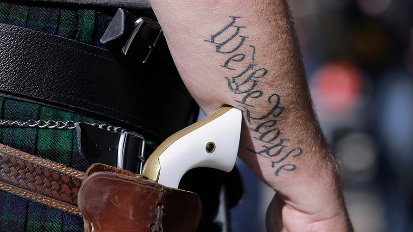 Một người mang theo khẩu súng lục khi anh ta chuẩn bị cho một cuộc biểu tình ủng hộ dự luật cho phép tự do mang súng ở bang Texas. Ảnh tư liệu của AP.