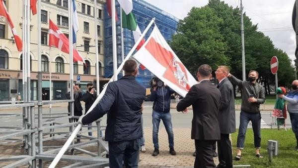 Quốc kỳ Belarus treo bên ngoài khách sạn ở thủ đô Riga của Latvia bị thay bằng lá cờ của phe đối lập. (Nguồn: worldakkam.com)