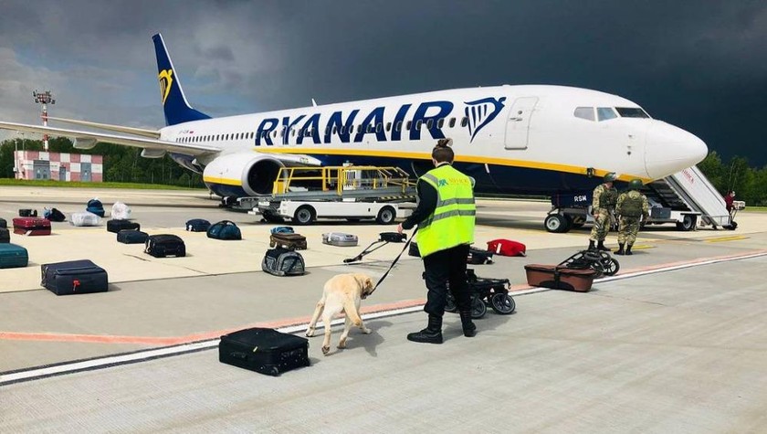 Mãy bay Ryanair hạ cánh xuống sân bay Minsk để nhà chức trách Belarus kiểm tra an ninh.