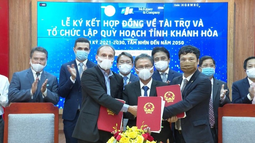 Sở Kế hoạch & Đầu tư tỉnh Khánh Hòa, Công ty TNHH McKinsey & Company Việt Nam, Tập đoàn FPT  ký kết thỏa thuận.