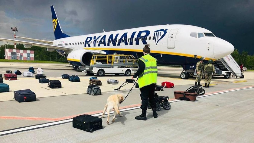 Kiểm tra hành lý chuyến bay của hãng Ryanair tại sân bay Minsk, ngày 23/5.