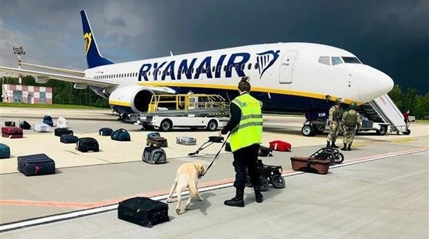 ​Kiểm tra hành lý trên máy bay của Hãng hàng không Ryanair tại sân bay quốc tế Minsk, Belarus, ngày 23/5/2021. (Nguồn: AFP/TTXVN)