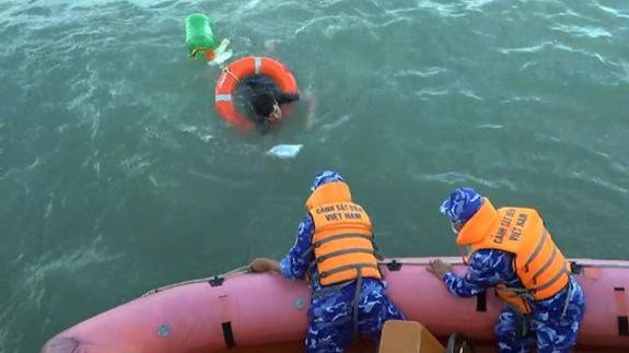 Ngư dân được lực lượng Cảnh sát biển cứu vớt.