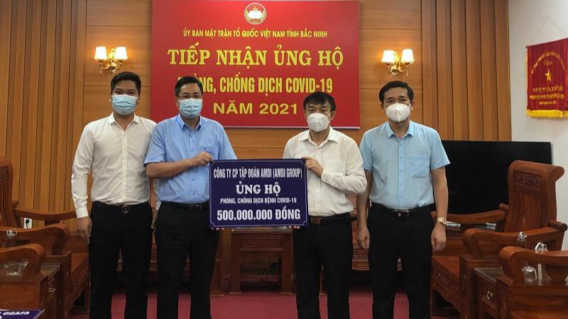 Ông Nguyễn Duy Hùng - Phó Tổng Giám đốc AMDI Group - đại diện trao ủng hộ 500 triệu đồng ủng hộ cho công tác phòng, chống dịch COVID -19 tại tỉnh Bắc Ninh.
