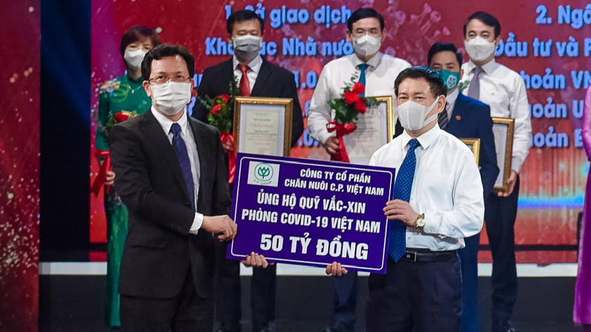 Ông Vũ Anh Tuấn - Phó tổng giám đốc C.P Việt Nam - đại diện cho doanh nghiệp trao tặng 50 tỷ đồng ủng hộ Quỹ vắc-xin phòng chống COVID-19.