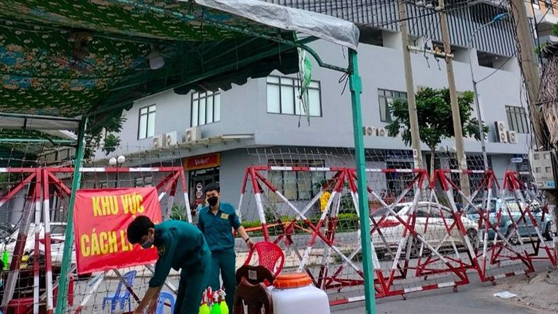 Phong tỏa một chung cư ở thành phố Thuận An (Bình Dương) liên quan một ca mắc COVID-19. Ảnh: Báo Nhân dân.