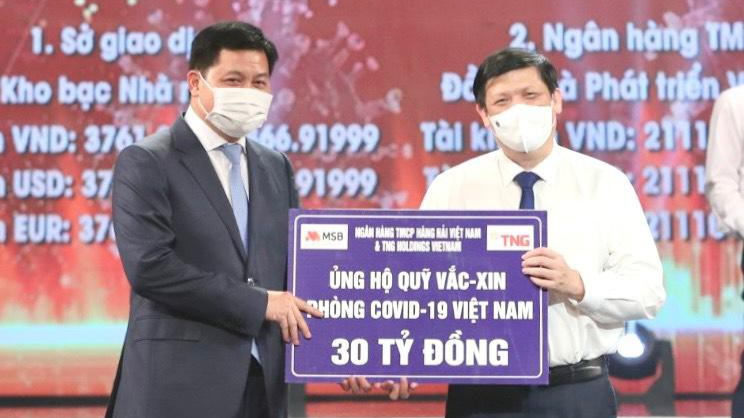 Đại diện MSB và Tập đoàn TNG Holdings Vietnam ủng hộ 30 tỷ cho Quỹ vắc xin phòng COVID-19.