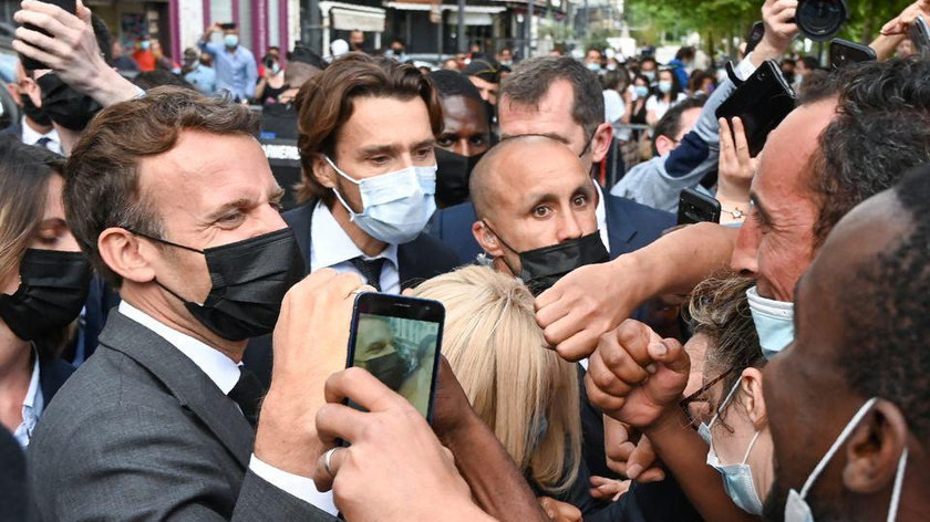 Tổng thống Pháp Emmanuel Macron trong chuyến thăm tại một thị trấn ở vùng Đông Nam nước Pháp ngày 8/6.