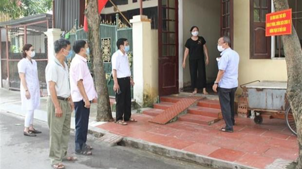 Tổ COVID-19 cộng đồng phường Thanh Bình, thành phố Ninh Bình nắm bắt tình hình phòng chống dịch tại địa phương. (Ảnh: Hải Yến/TTXVN)